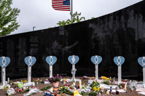 Μνημείο για τα θύματα της μαζικής εκτέλεσης στην Αμερική στις 4 Ιουλίου