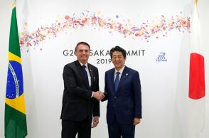 Brazilian President Jair Bolsonaro (L) shakes hands with Japanese Prime Minister Shinzo Abe prior to their bilateral meeting during the second day of the G20 summit in Osaka, Japan, 29 June 2019. Franck Robichon/Pool via REUTERS