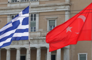 Οι σημαίες της Ελλάδας και τη Τουρκίας έξω από την ελληνική βουλή