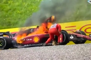 Formula 1: Τυλίχθηκε στις φλόγες η Ferrari του Κάρλος Σάινθ