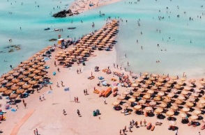 Ελαφονήσι: Τι απαντά ο δήμαρχος για τις ξαπλώστρες στην παραλία