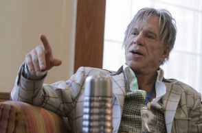 Μίκι Ρουρκ δίπλα στον Τζόνι Ντεπ - «Παραλίγο να χάσει τη ζωή του από μια χρυσοθήρα»