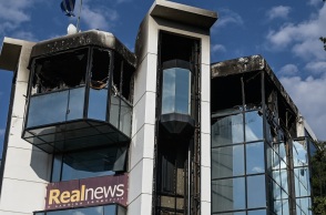 Με αναπνευστικά προβλήματα ηχολήπτρια από την εμπρηστική επίθεση στα γραφεία του Real FM