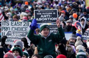 ΗΠΑ: Με διώξεις απειλείται η γυναικολόγος που βοήθησε μια 10χρονη να κάνει άμβλωση στην Ιντιάνα	