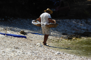 Πλανόδιος πωλητής σε παραλία