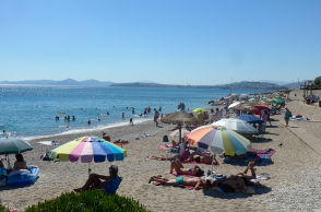 Παραλία γεμάτη κόσμο