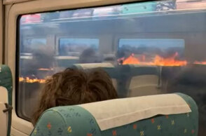 Οι φλόγες από τη δασική πυρκαγιά πολύ κοντά σε τρένο στην Ισπανία