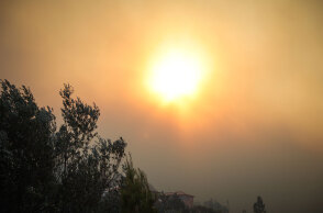Χάθηκε ο ήλιος από τη φωτιά στην Πεντέλη