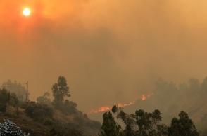Πυρκαγιά σε δύο μέτωπα στην Πεντέλη - Eκκενώνεται το Ντράφι