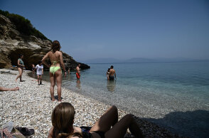 Λουόμενοι σε παραλία στην Αττική αντιμέτωποι με μωβ μέδουσες