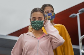 Κορωνοϊός: Ο ΠΟΥ ζητά μάσκες και εμβολιασμούς τώρα