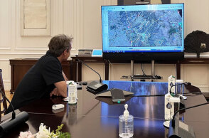 Ο πρωθυπουργός Κυριάκος Μητσοτάκης ενημερώνεται διαρκώς για τη φωτιά στην Πεντέλη