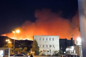 Οι φλόγες από τη φωτιά στην Πεντέλη κατεβαίνουν προς το νοσοκομείο Παίδων