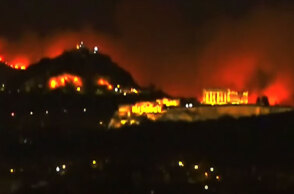 Ακρόπολη και Λυκαβηττός στο «κόκκινο», καθώς η φωτιά στην Πεντέλη συνεχίζει να καίει