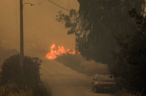 Η πυρκαγιά στην Πεντέλη συνεχίζει το καταστροφικό της έργο