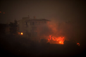 Κάηκαν σπίτια στο Ντράφι - Δύσκολη νύχτα με τη φωτιά στην Πεντέλη