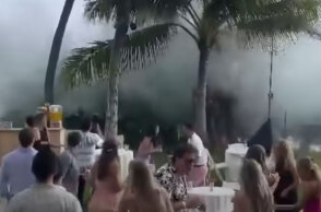 Πελώριο κύμα εισβάλλει σε γαμήλια δεξίωση στη Χαβάη