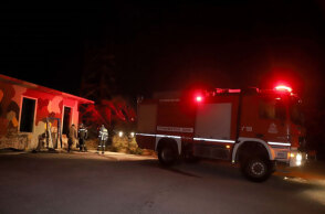 Πυροσβέστες συνεχίζουν την κατάσβεση στα Μέγαρα