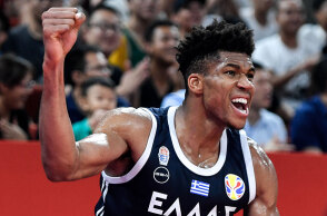 Ο Γιάννης Αντετοκούνμπο με τη φανέλα της Εθνικής Ελλάδος