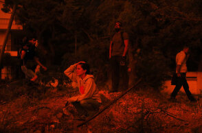 Κάτοικοι σε απόγνωση καθώς η φωτιά στην Πεντέλη καίει ανεξέλεγκτη