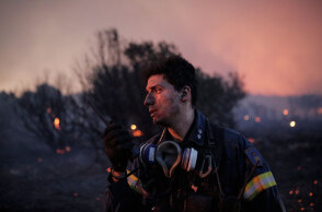Φωτιά στην Πεντέλη: Πυροσβέστες μάχονται με αυτοθυσία τις φλόγες
