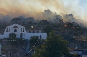 Μια ανάσα από σπίτια η φωτιά στη Σαλαμίνα