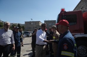 ΕΠΙΣΚΕΨΗ ΤΟΥ ΠΡΩΘΥΠΟΥΡΓΟΥ ΚΥΡ. ΜΗΤΣΟΤΑΚΗ ΣΤΙΣ ΠΥΡΟΠΛΗΚΤΕΣ ΠΕΡΙΟΧΕΣ ΤΗΣ ΠΕΝΤΕΛΗΣ 