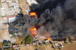 Στις φλόγες η αποθήκη με παλέτες στον Ασπρόπυργο