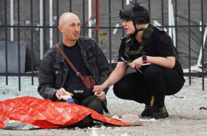 Ο πατέρας στην Ουκρανία που κρατά το χέρι του νεκρού γιου του στη μέση του δρόμου