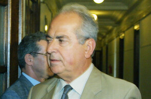 Ο Δημήτρης Αποστολάκης διετέλεσε υφυπουργός Εθνικής Άμυνας στην κυβέρνηση του ΠΑΣΟΚ