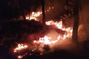Για δεύτερη νύχτα μαίνεται η φωτιά στον Έβρο