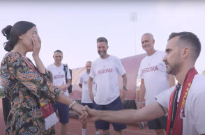 Ο Ζοζέ Μουρίνιο χαμογελά καθώς φίλαθλος της Ρόμα κάνει πρόταση γάμου στην αγαπημένη του