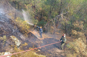 Στρατιώτες βοηθούν πυροσβέστες στην επιχείρηση για τη φωτιά στη Δαδιά