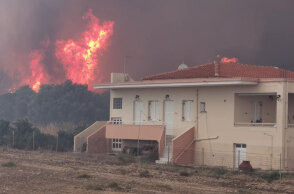 Η φωτιά στη Λέσβο έφθασε μια ανάσα από τα σπίτια