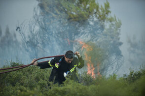 Πυροσβέστης επιχειρεί σε δασική πυρκαγιά