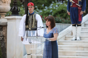 Η Κατερίνα Σακελλαροπούλου στην ομιλία της στον κήπο του Προεδρικού Μεγάρου για τα 48 χρόνια από την Αποκατάσταση της Δημοκρατίας