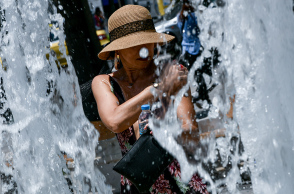 Κορυφώνεται ο καύσωνας