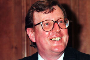 Βρετανία: Απεβίωσε ο Ντέιβιντ Τριμπλ σε ηλικία 77 ετών	