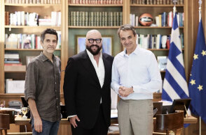 Ο Κυριάκος Μητσοτάκης με τους Desmond Child και Φοίβο στο Μέγαρο Μαξίμου