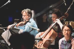 Ο βιολονίστας Μιλτιάδης Παπαστάμου μιλάει στην ATHENS VOICE με αφορμή το θεατρικό έργο «Ο Κουρέας της Σεβίλλης» στο οποίο παίζει ζωντανά τη μουσική του σύνθεση.