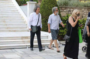 Ο Ιωάννης Στρατάκης μπαίνει με σαγιονάρα στο Προεδρικό Μέγαρο