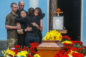 Ουκρανία: Το Κίεβο κηδεύει νεαρούς Ουκρανούς στρατιώτες που σχεδίαζαν να παντρευτούν	