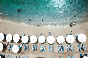 Παραλία με ομπρέλες από ψηλά