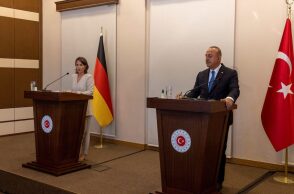 Μία άβολη συνέντευξη τύπου με θέα τον Βόσπορο