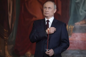 Ο Βλαντίμιρ Πούτιν κάνει τον σταυρό του μέσα σε εκκλησία στη Μόσχα