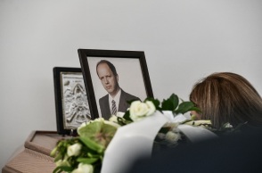 ΚΗΔΕΙΑ ΤΟΥ ΔΗΜΟΣΙΟΓΡΑΦΟΥ ΚΑΙ ΕΚΔΟΤΗ ΣΤΑΥΡΟΥ ΨΥΧΑΡΗ