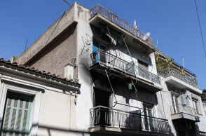 Το κτίριο στα Εξάρχεια που εκκενώθηκε από την Αστυνομία