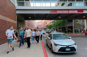 Πολίτες στη Μινεάπολη απομακρύνονται από το Mall of America μετά τους πυροβολισμούς