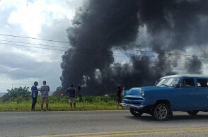 Ορατός από χιλιόμετρα στην Κούβα ο πυκνός μαύρος καπνός από τα φλεγόμενα διυλιστήρια
