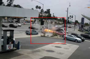 Η στιγμή που η μαύρη Mercedes διαλύει αυτοκίνητο σε διασταύρωση στο Λος Άντζελες